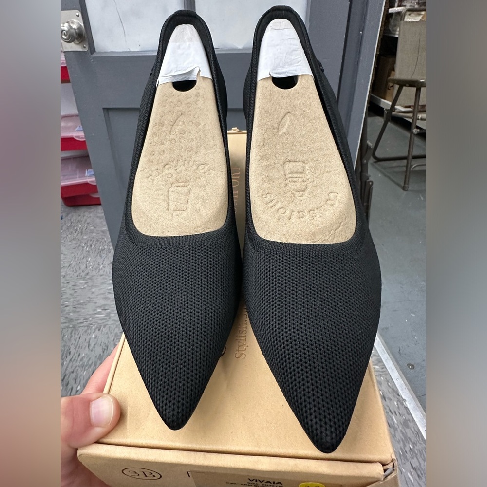 Vivaia black pointed toe heels size US 9/M